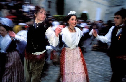 France, Bouches-du-Rhône (13), Les Baux-de-Provence, labellisé Les Plus Beaux Villages de France, fêtes de Noël, danses traditionnelles, aubade