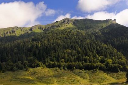 France, Cantal (15), Parc Naturel Régional des Volcans d'Auvergne, Le Lioran, le sommet du Téton de Venus au centre et le Rocher du Bec de l'Aigle à droite qui dominent la vallée de l'Alagnon