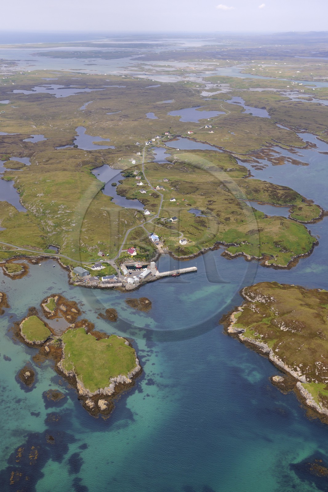 Royaume-Uni, Ecosse, Hébrides extérieures, Ile de North Uist recouvert d'une mosaïque de tourbières, basses collines et lochs, port de Grimsay (vue aérienne)