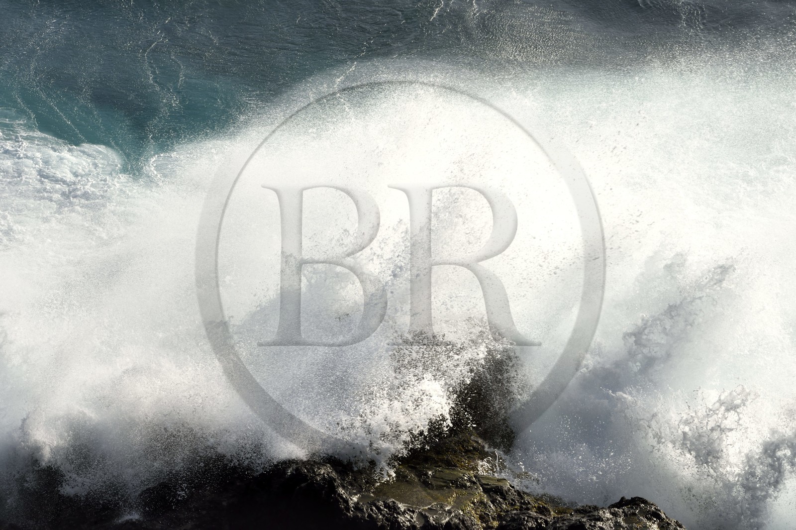 France, Ile de la Reunion, Petite-Ile sur la côte sud, vague sur la plage de Grand-Bois