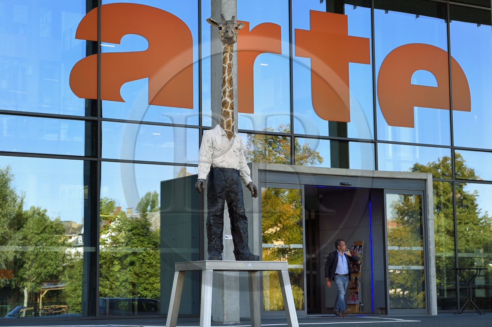 France, Bas-Rhin (67), Strasbourg, quartier européen, le siège de la chaine de television franco-allemande Arte, homme-Girafe de l'artiste Stephan Balkenhol