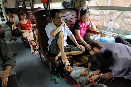 Vietnam, train de jour de Lao Cai à Hanoï, classe assis dur non climatisé, on dort où l'on peut