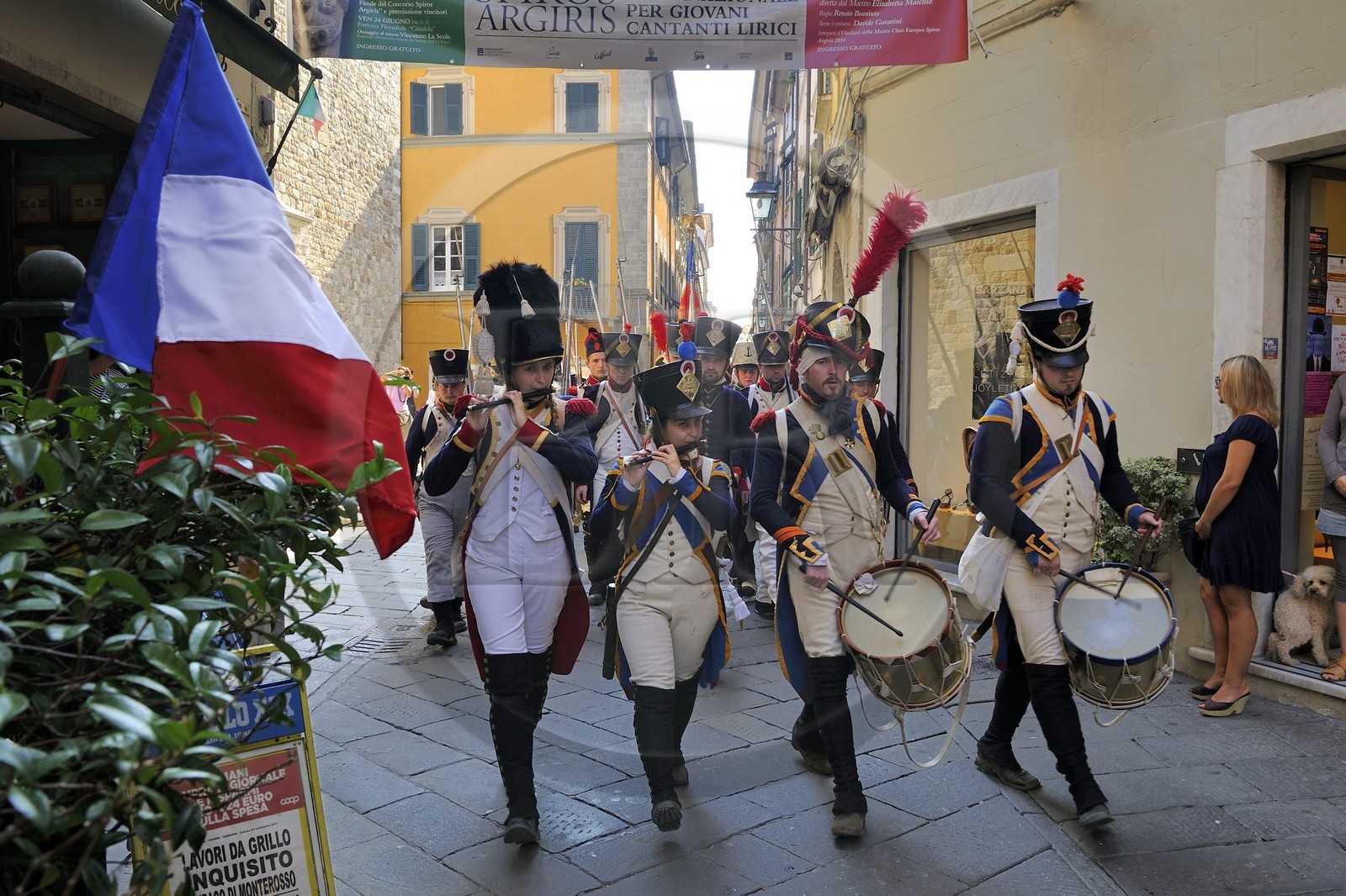 Italie, Ligurie, Sarzana, Napoleon Festival, soldats français de la Grande Armée du 18ème Régiment d'Infanterie de Ligne défilant dans les rues de la ville