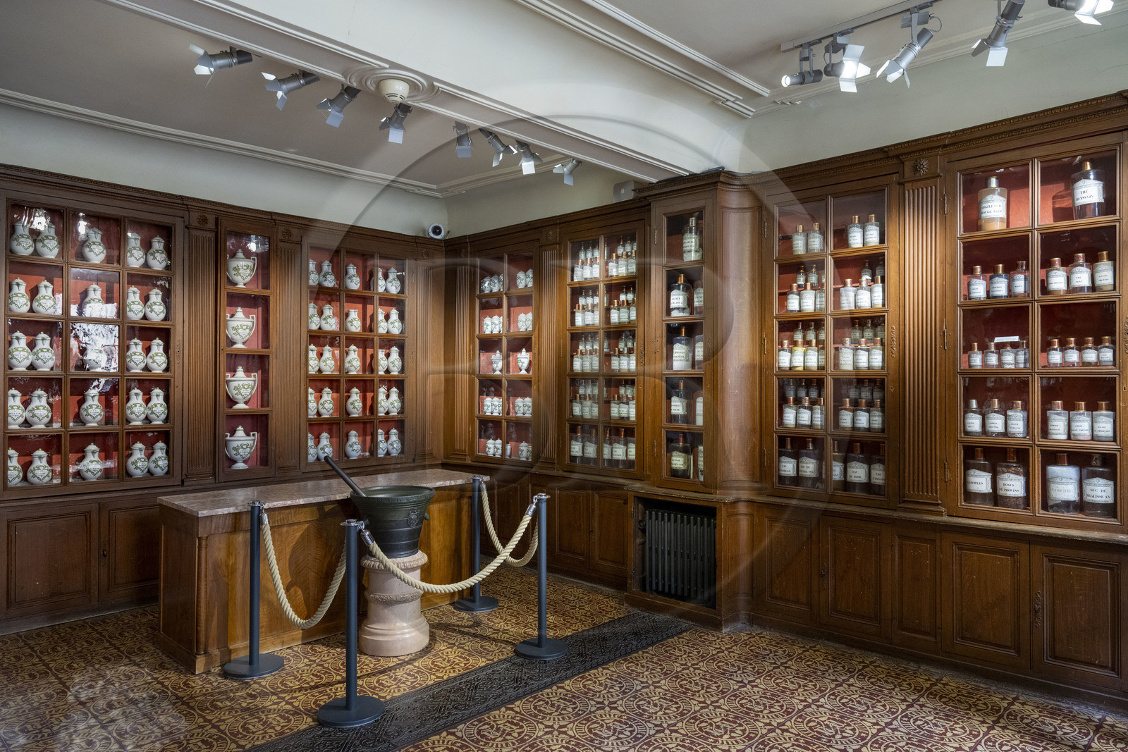 France, Côte-d'Or (21), Beaune, zone classée Patrimoine Mondial de l'UNESCO, Hospices de Beaune, l'Hôtel-Dieu, flacons en verre et collection de pots en faïence à décors verts du 18e siècle dans la pharmacie ou apothicairie