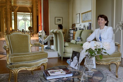 France, Alpes-Maritimes (06), Cannes, la villa La Californie où vécu Pablo Picasso, aujourd'hui renommé le Pavillon de Flore par Marina Picasso, Marina Picasso petite fille de Picasso dans sa chambre à coucher