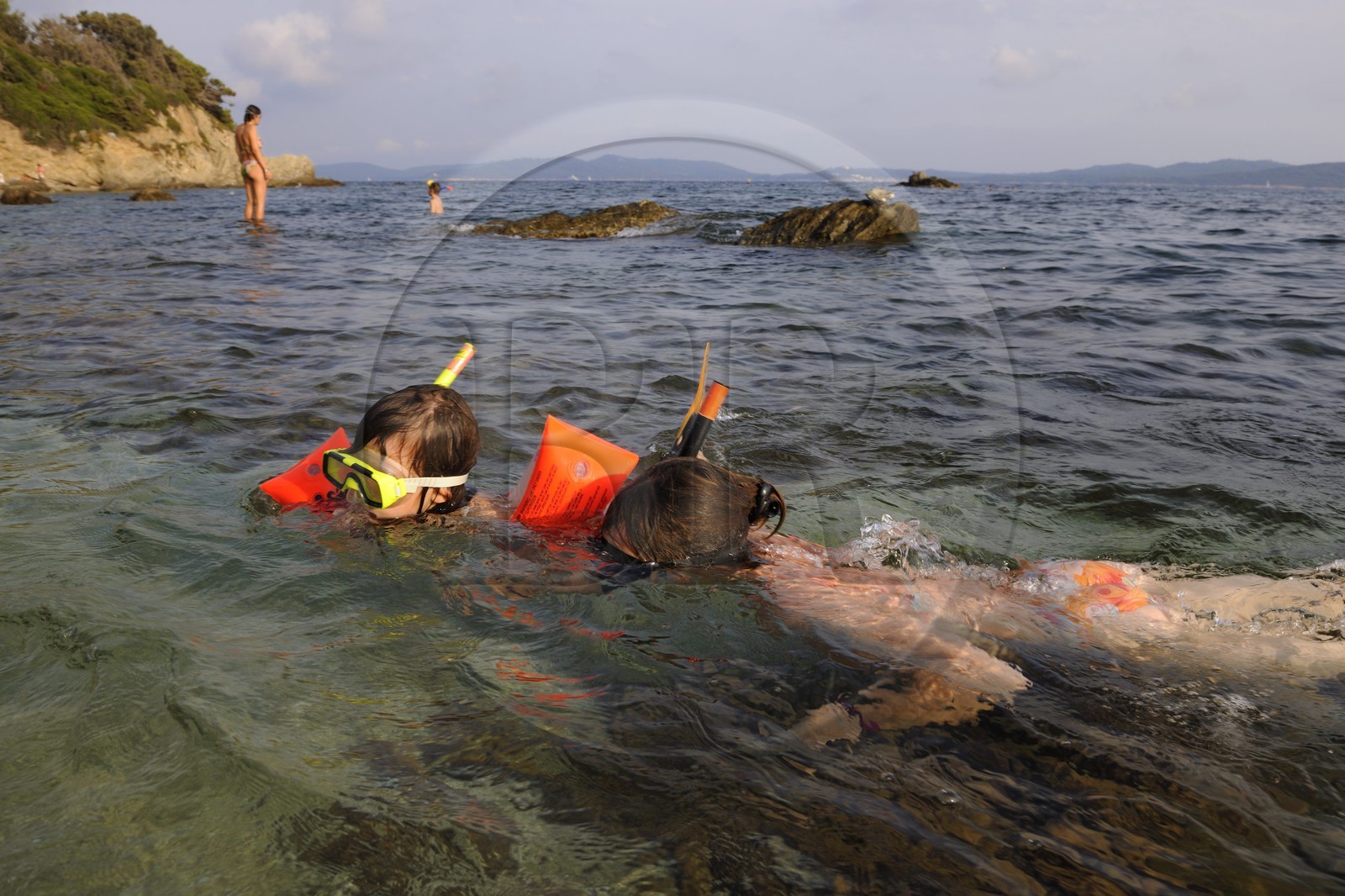France, Var (83), presqu'île de Giens, jeux d'eau dans une crique de la côte vers la Tour Fondue avec l'île de Porquerolles en arrière plan