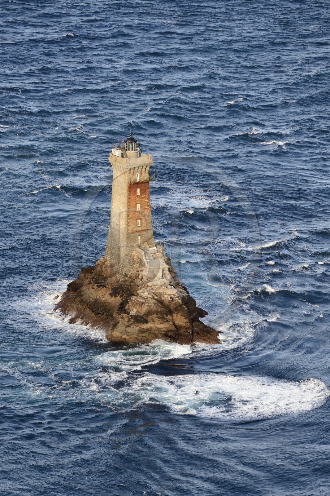 France, Finistère (29), Mer d'Iroise, Plogoff, la Pointe du Raz, phare de la Vieille (vue aérienne)