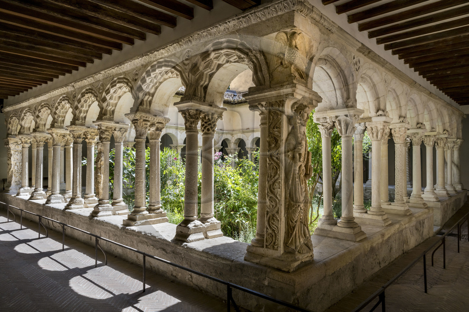 France, Bouches-du-Rhône (13), Aix en Provence, Cathedrale Saint Sauveur (XIIe au XVIe siecle), cloitre roman de la fin du XIIème siècle, sur le pilier nord-est la représentation de Saint-Pierre qui tient dans sa main droite la grande clef du livre saint, la bible, tenu dans sa main gauche