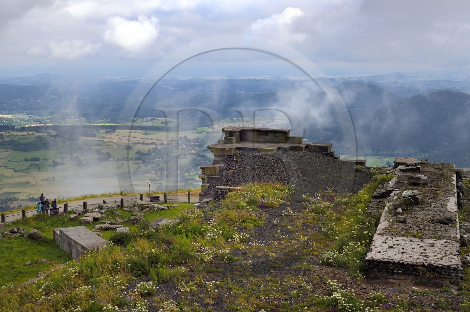 France, Puy-de-Dôme (63), Parc Naturel Régional des Volcans d'Auvergne, Chaine des Puys classée Patrimoine Mondial de l’UNESCO, vestiges partiellement reconstitués du temple de Mercure au sommet du puy de Dôme, temple gallo-romain du IIe siècle
