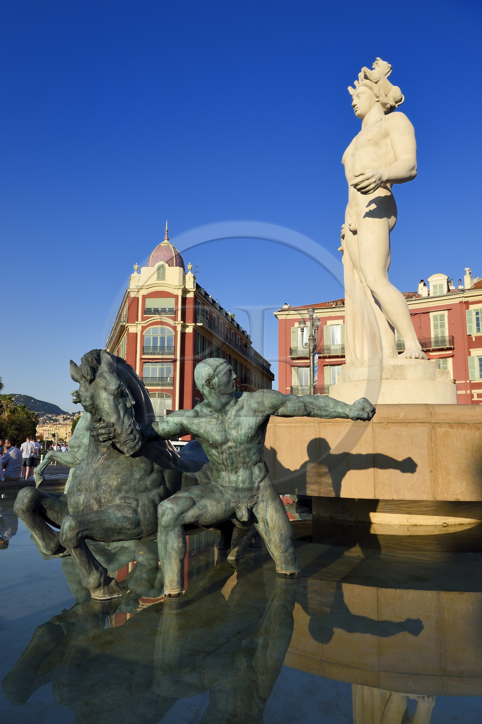 France, Alpes-Maritimes (06), Nice, quartier du Vieux-Nice, place Masséna, la Fontaine du Soleil et la statue d'Appollon