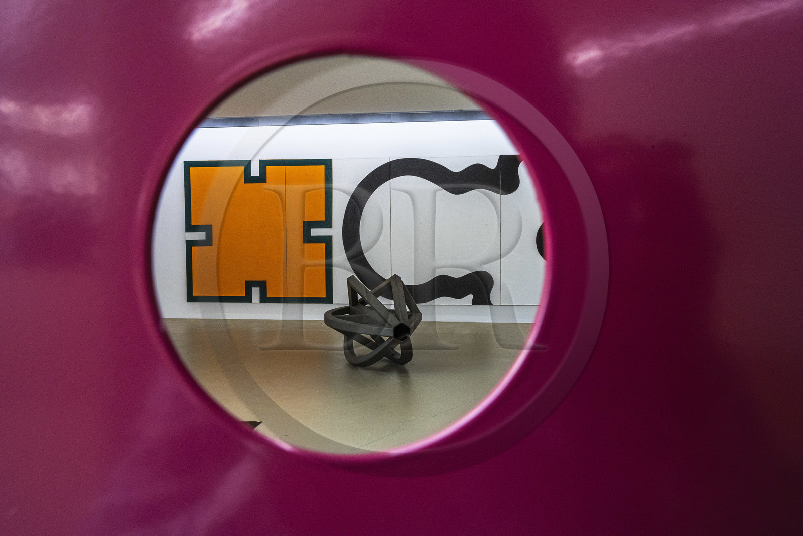 Suisse, Bâle, le Kunstmuseum Basel Gegenwart (musée d'Art contemporain), exposition Heute Nacht getraumt (rêvé cette nuit) de Ruth Buchanan, détail à travers une grille