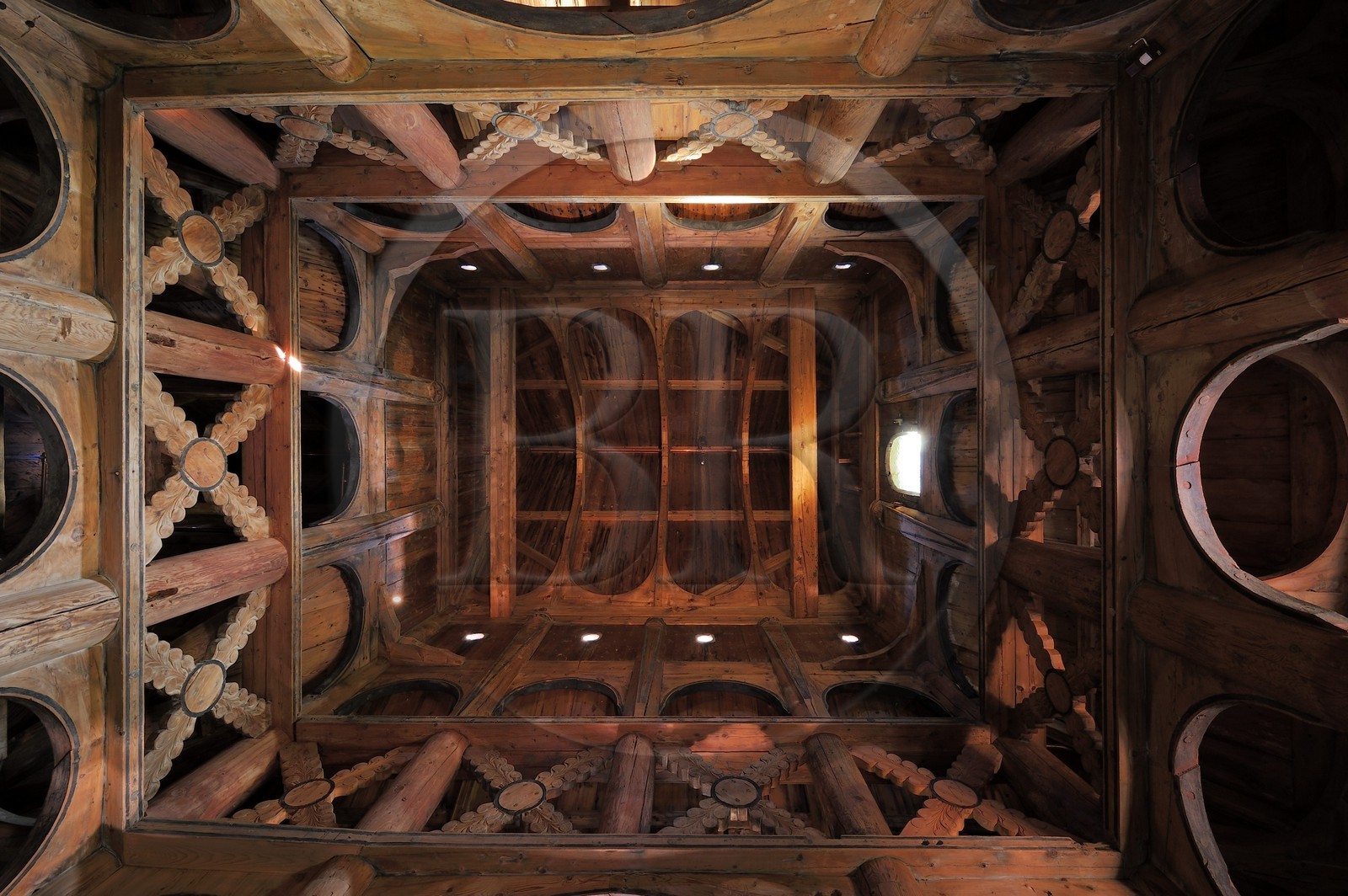 Norvège, comté de Sogn Og Fjordane, église en bois debout ou stavkirke (1130) de Borgund, vue zénitale depuis l'intérieur