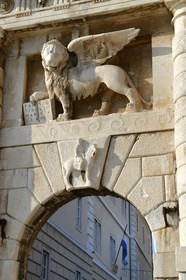 Croatie, Dalmatie, côte dalmate, Zadar, la Porte de Terre-Ferme surmontée du lion ailé vénitien (Lion de Saint Marc)