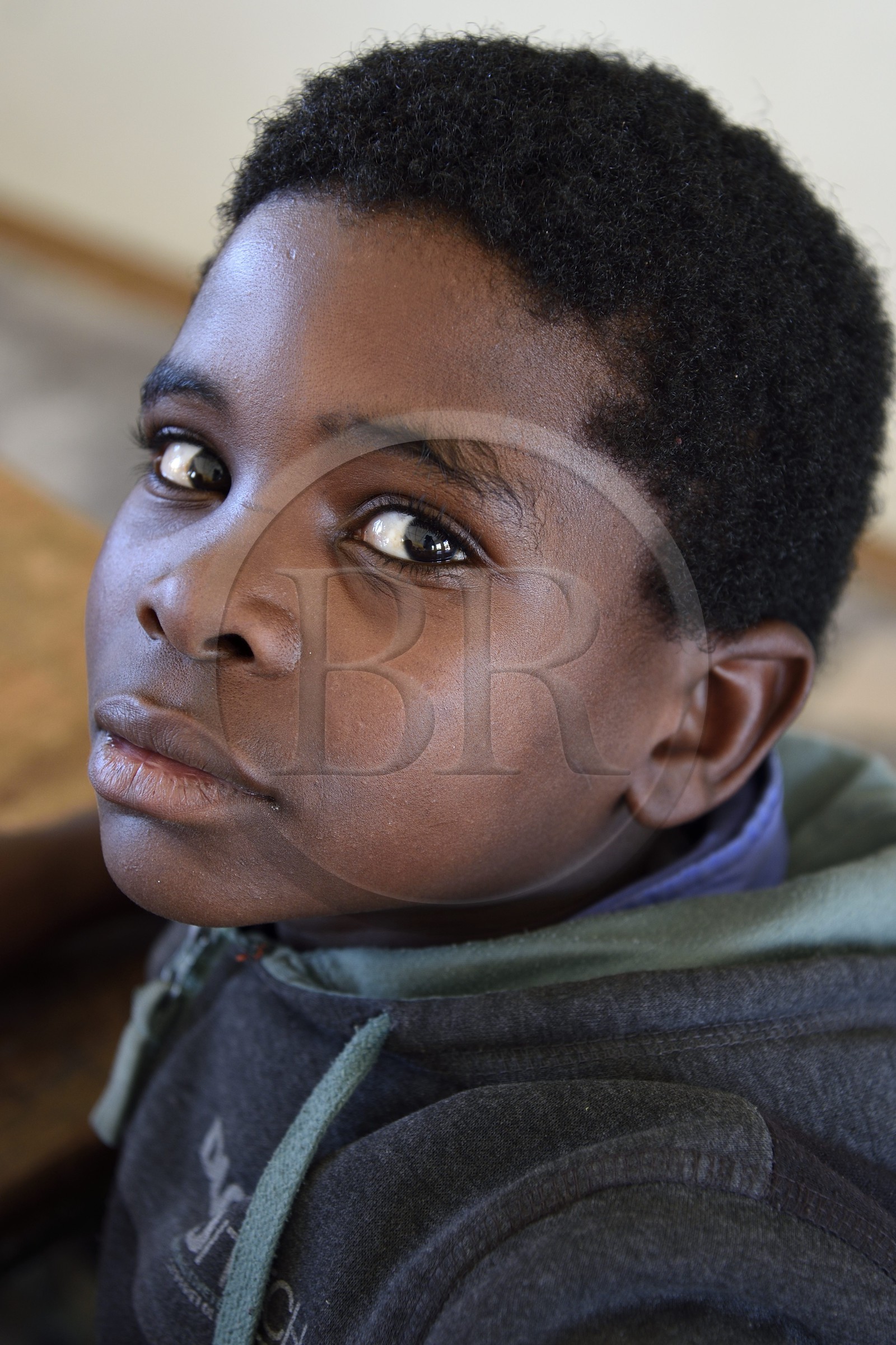 Namibie, région de Erongo, Damaraland, le Spitzkoppe dans le désert du Namib, Ecole primaire de Katora (Katora Primary School), garçon dans la salle de classe grade 4 (autour de 11 ans)
