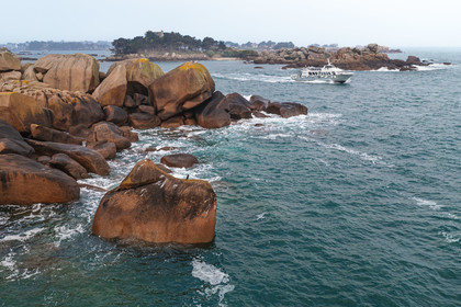 France, Côtes-d'Armor (22), Côte de Granit Rose, Perros-Guirec, Ploumanac'h, rocher de la pointe de Skewell sur le sentier des Douaniers aussi chemin de Grande Randonnée GR 34 et le chateau de Costaérès sur son ile en arrière plan (vue aérienne)