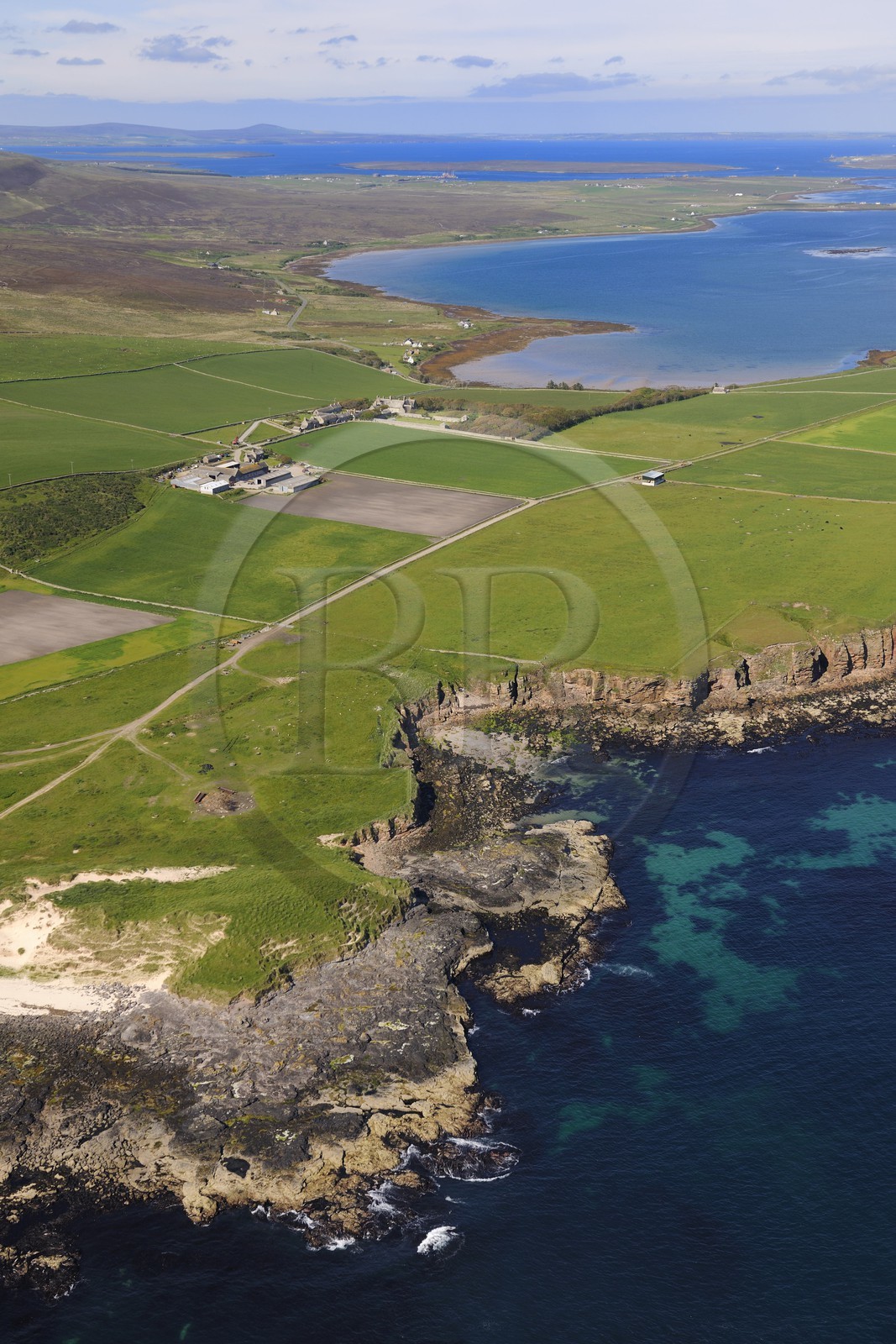 Royaume-Uni, Ecosse, Iles Orcades, champs et fermes parsemées sur le sud de l'Ile de Hoy devant Scapa Flow (vue aérienne)