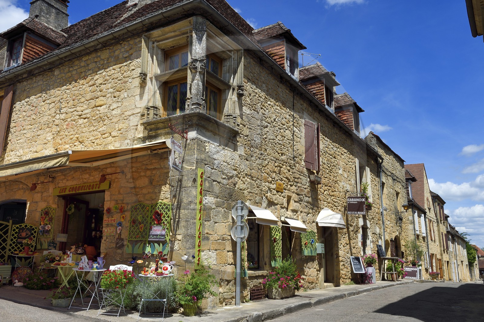 France, Dordogne (24), Périgord Noir, vallée de la Dordogne, vallée de la Dordogne, Domme, labellisé Les Plus Beaux Villages de France, fenetre à meneaux à l'angle de la rue Geoffroy de Vivans