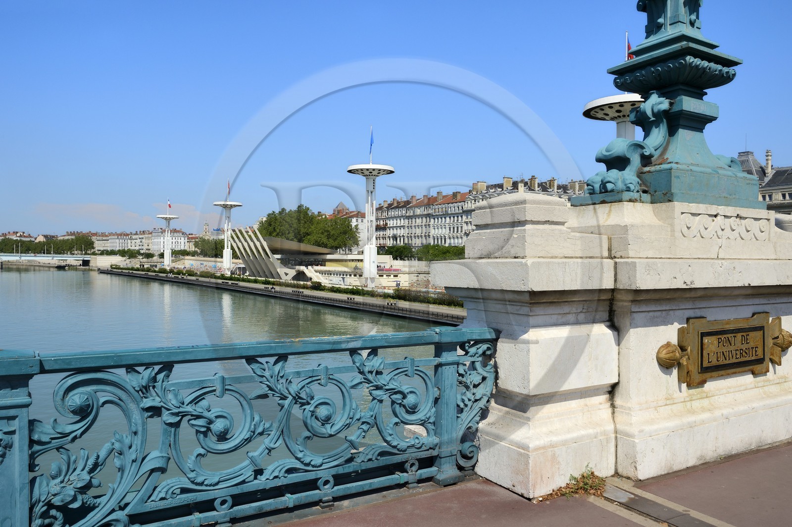 France, Rhône (69), Lyon, quai Claude Bernard sur le Rhône, la piscine vue depuis le Pont de l'Université