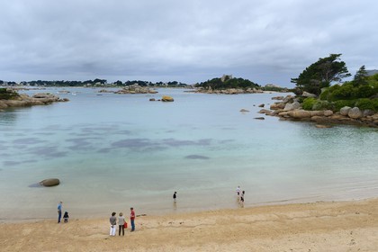 France, Côtes-d'Armor (22), Côte de Granit Rose, Trégastel, château et ile de Costaérès et plage Saint-Guirec à Ploumanach, l'Ile Renote est en arrière plan