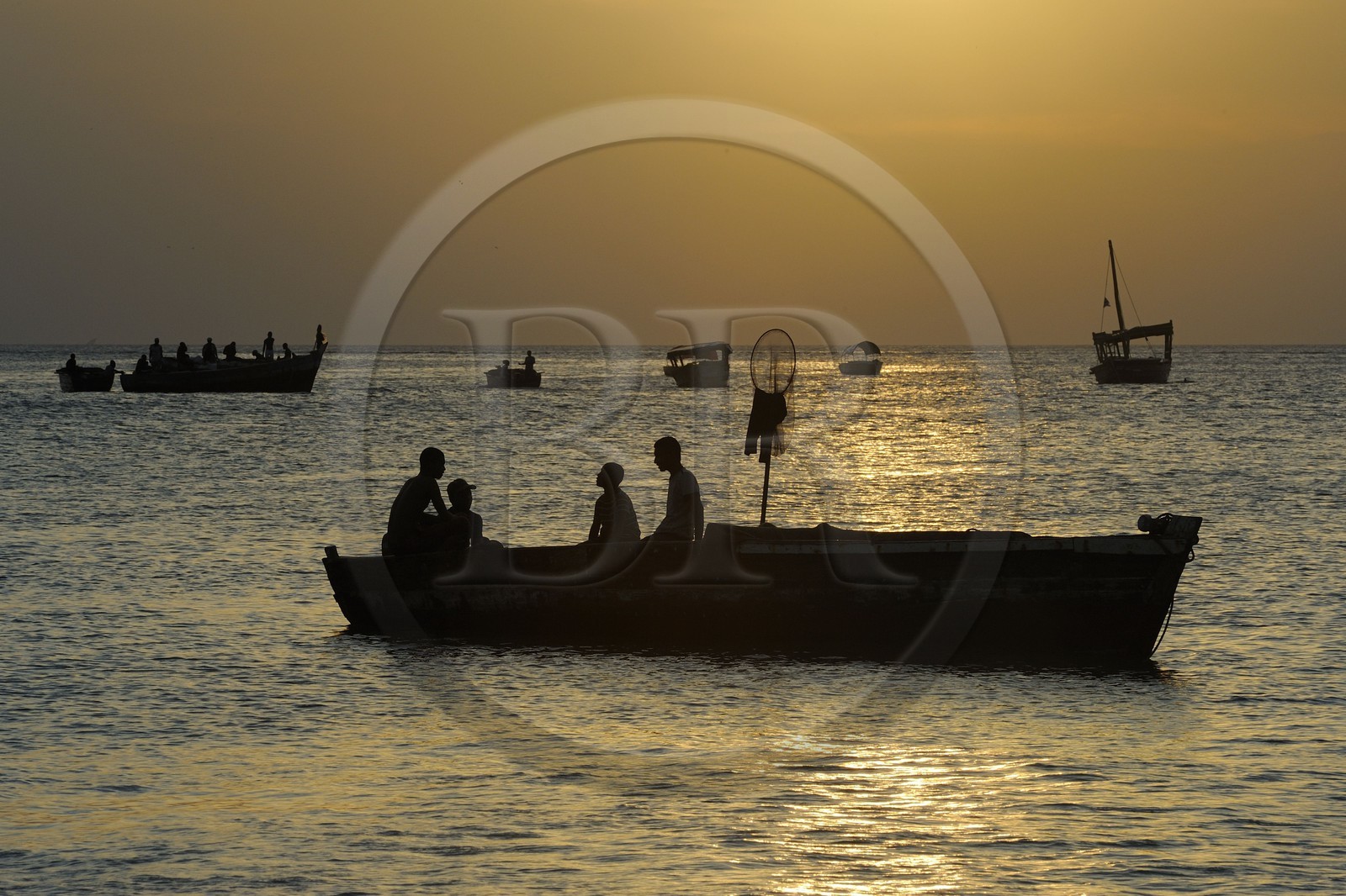 Tanzanie, archipel de Zanzibar, île de Unguja (Zanzibar), ville de Zanzibar, quartier Stone Town, classé Patrimoine Mondial de l' UNESCO, pêcheurs devant la plage