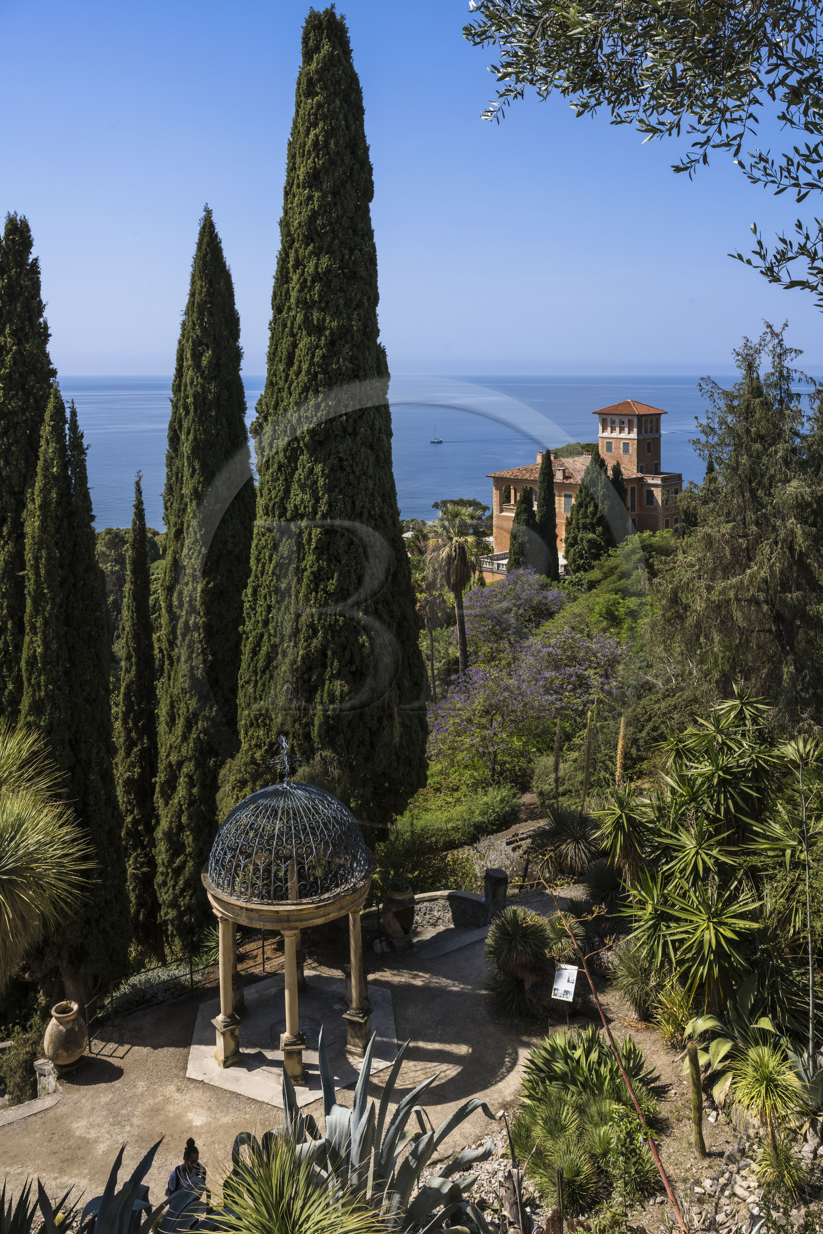 Italie, Ligurie, Province d'Imperia, Vintimille, Jardin botanique Hanbury, le Tempietto au premier plan et la villa Orengo