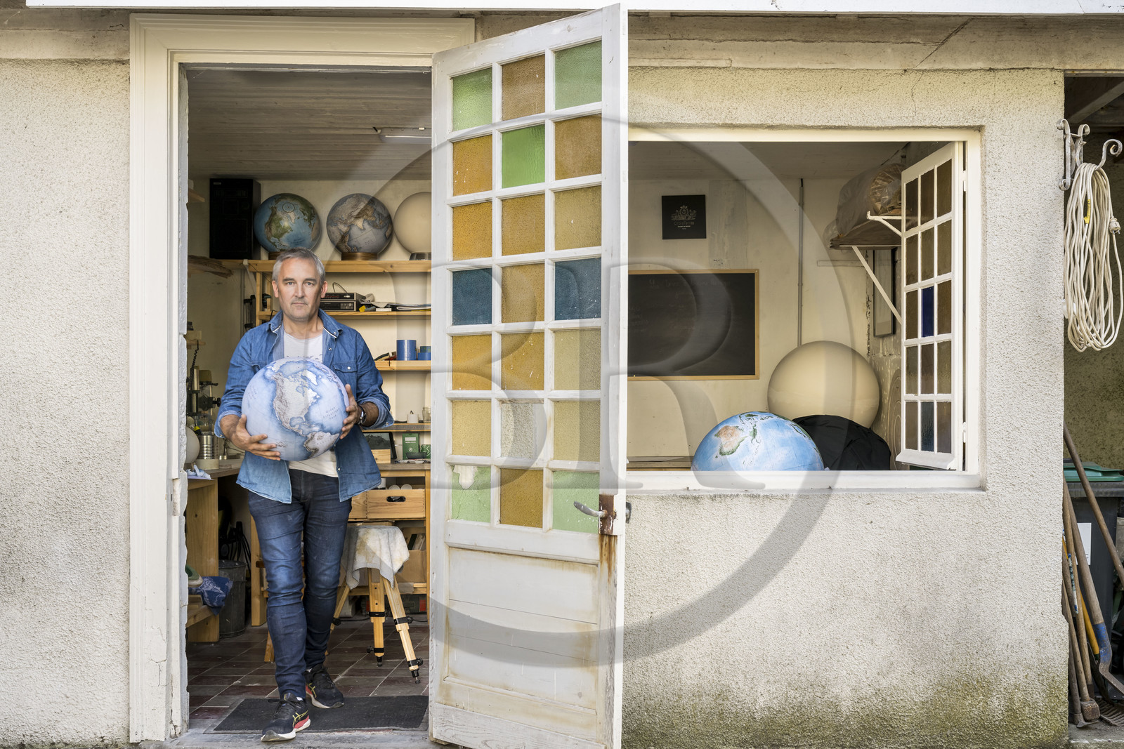 France, Charente (16), Cognac, Gabriel Gaborel créateur de OrbisTerrae fabrique des globes terrestres artisanaux peints à l’aquarelle