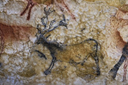 France, Dordogne (24), Montignac, l’Atelier des Fac-Similés du Périgord (AFSP) spécialisé dans la reproduction minérale de parois ornées de la préhistoire et en charge de la reconstitution fidèle des parois de la grotte de Lascaux, cerfs, mention obligatoire Atelier des Fac-Similés du Périgord