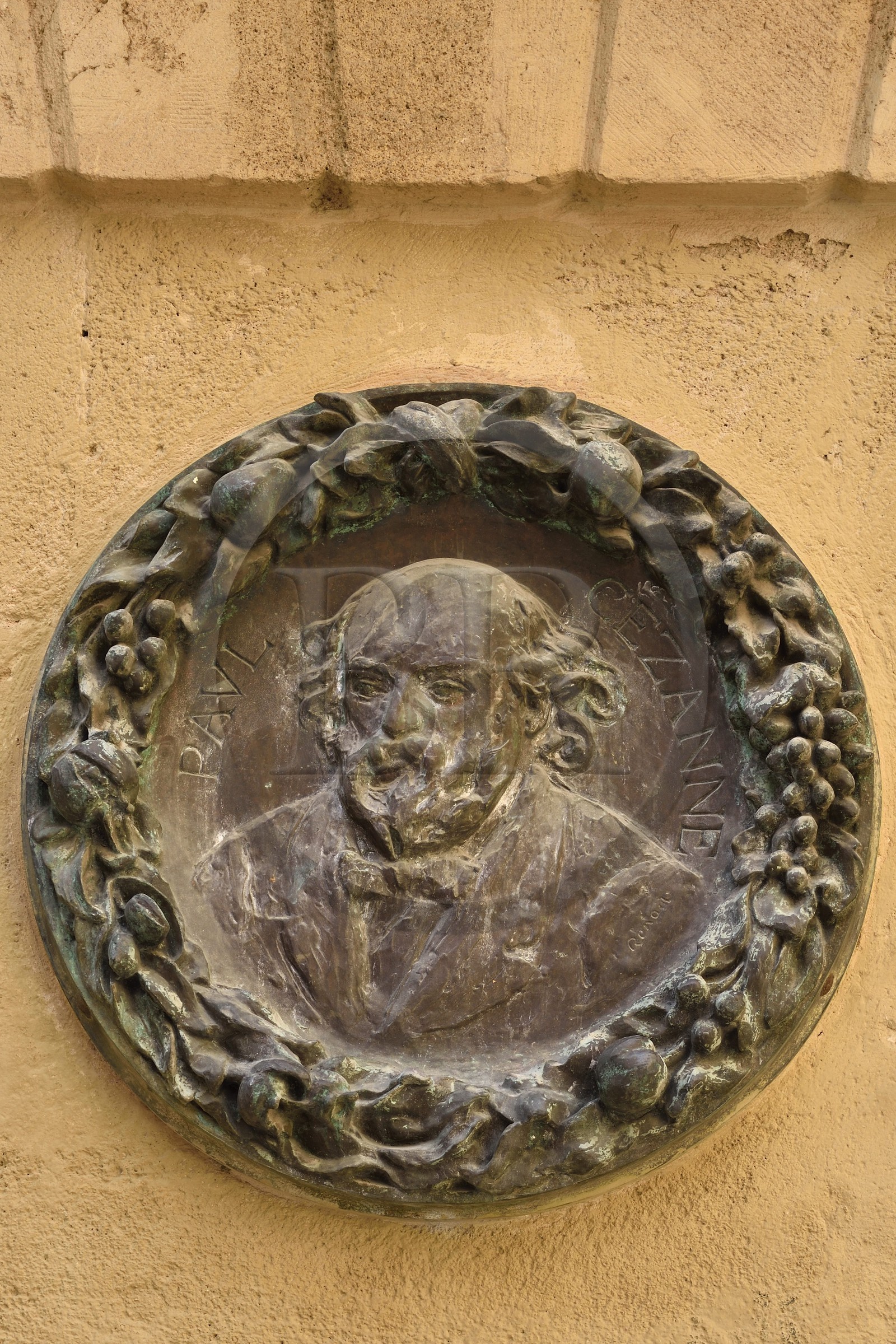 France, Bouches-du-Rhône (13), Aix en Provence, fontaine des Bagniers au croisement des rues des Bagniers et des Chapeliers, médaillon en bronze représentant Paul Cézanne d’après un dessin de Renoir