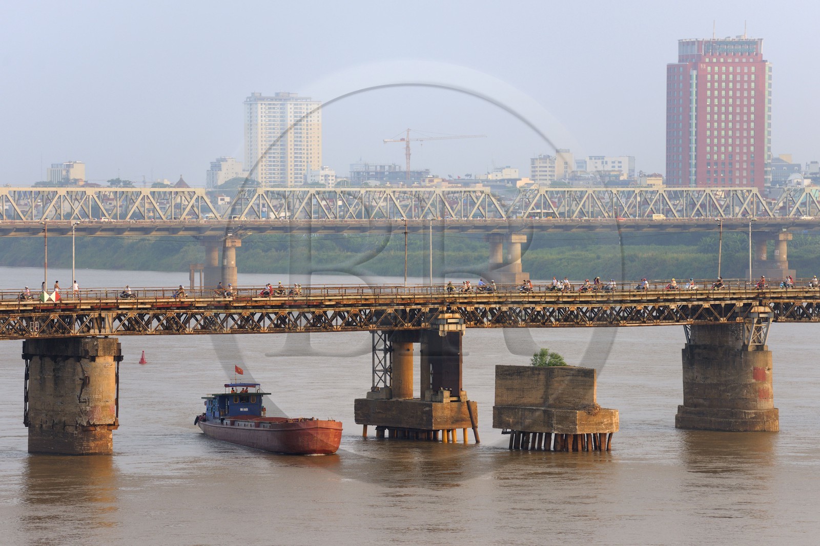 Vietnam, Hanoï, Pont Long Bien anciennement pont Paul Doumer qui enjambe le fleuve Rouge est reservé à la circulation des trains, des deux-roues et des rares piétons