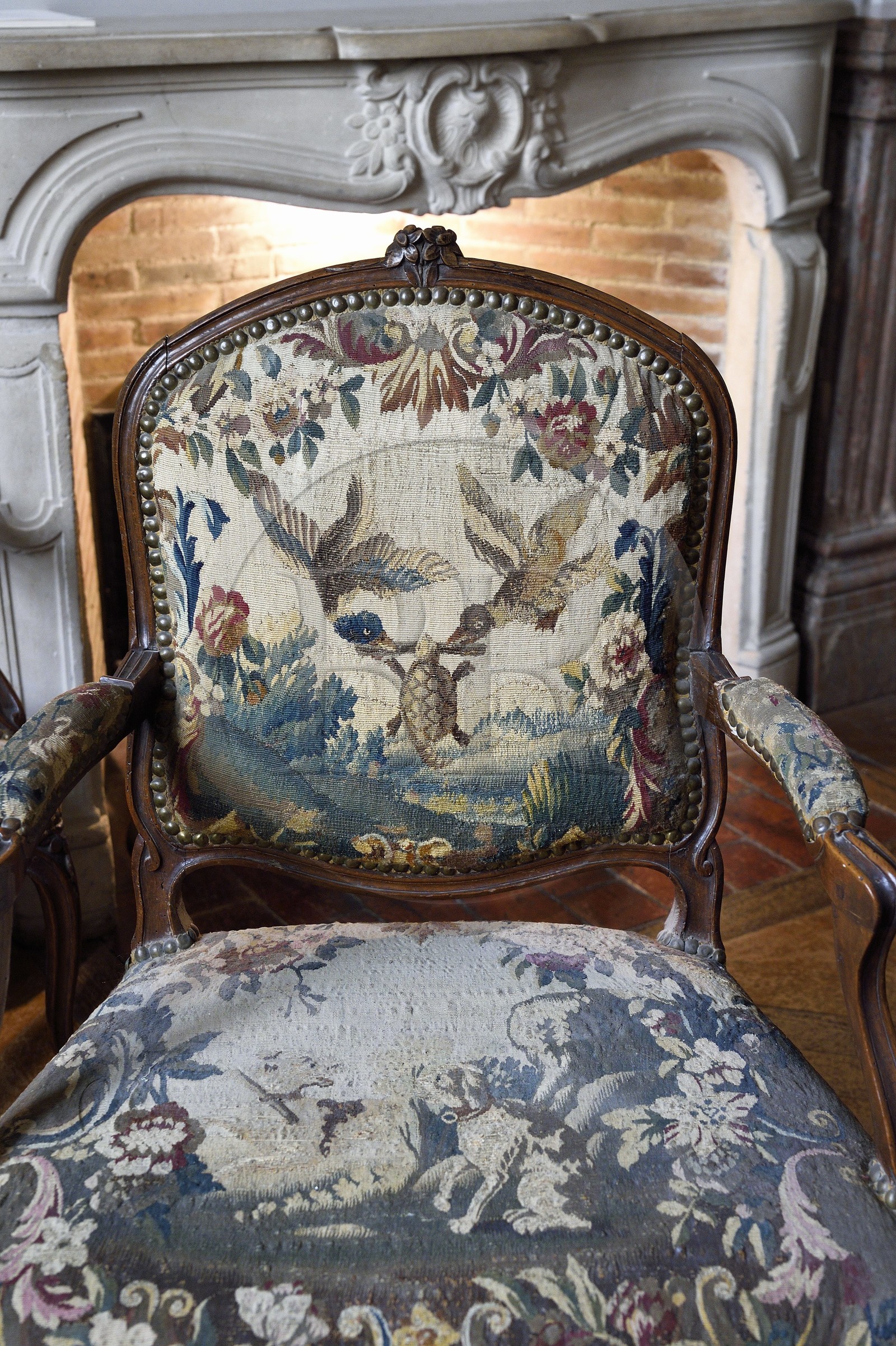 France, Aisne (02), Château-Thierry, Musée Jean de La Fontaine - Ville de Chateau-Thierry dans la maison natale du poète, le petit salon, fauteuil Louis XV recouverts d'une tapisserie d'Aubusson représentant la Fable de la tortue et les deux canards
