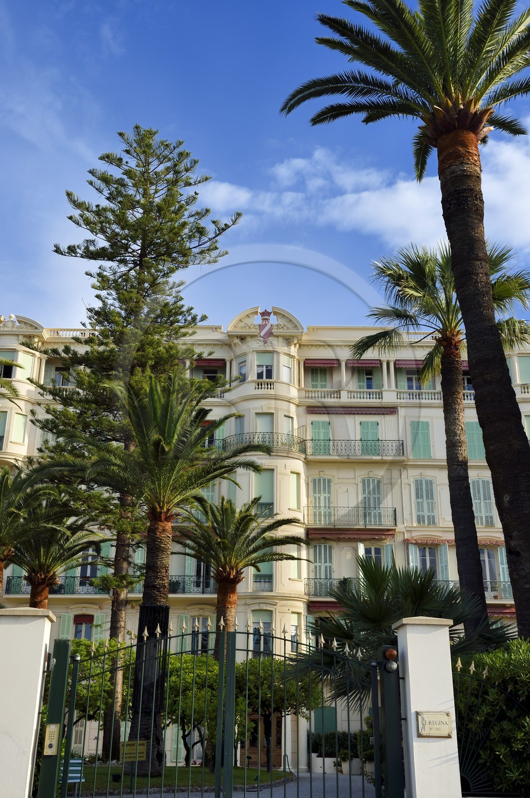 France, Alpes-Maritimes (06), Menton, l'ancien Hotel Regina sur le front de mer transformé en appartements privés