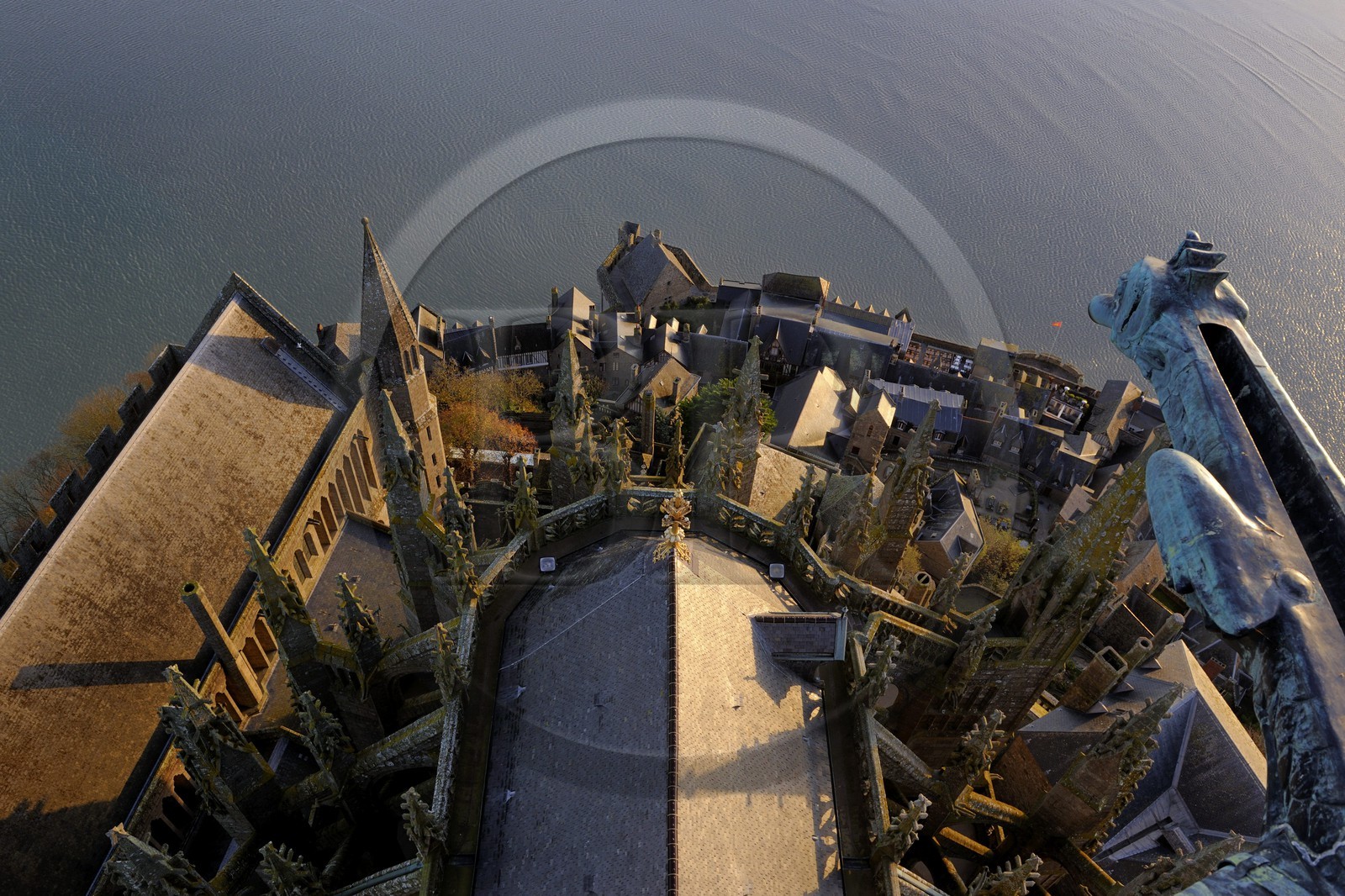 France, Manche (50), Mont-Saint-Michel, classé Patrimoine Mondial de l'UNESCO, chevet et la baie vus depuis la flèche à l'aube