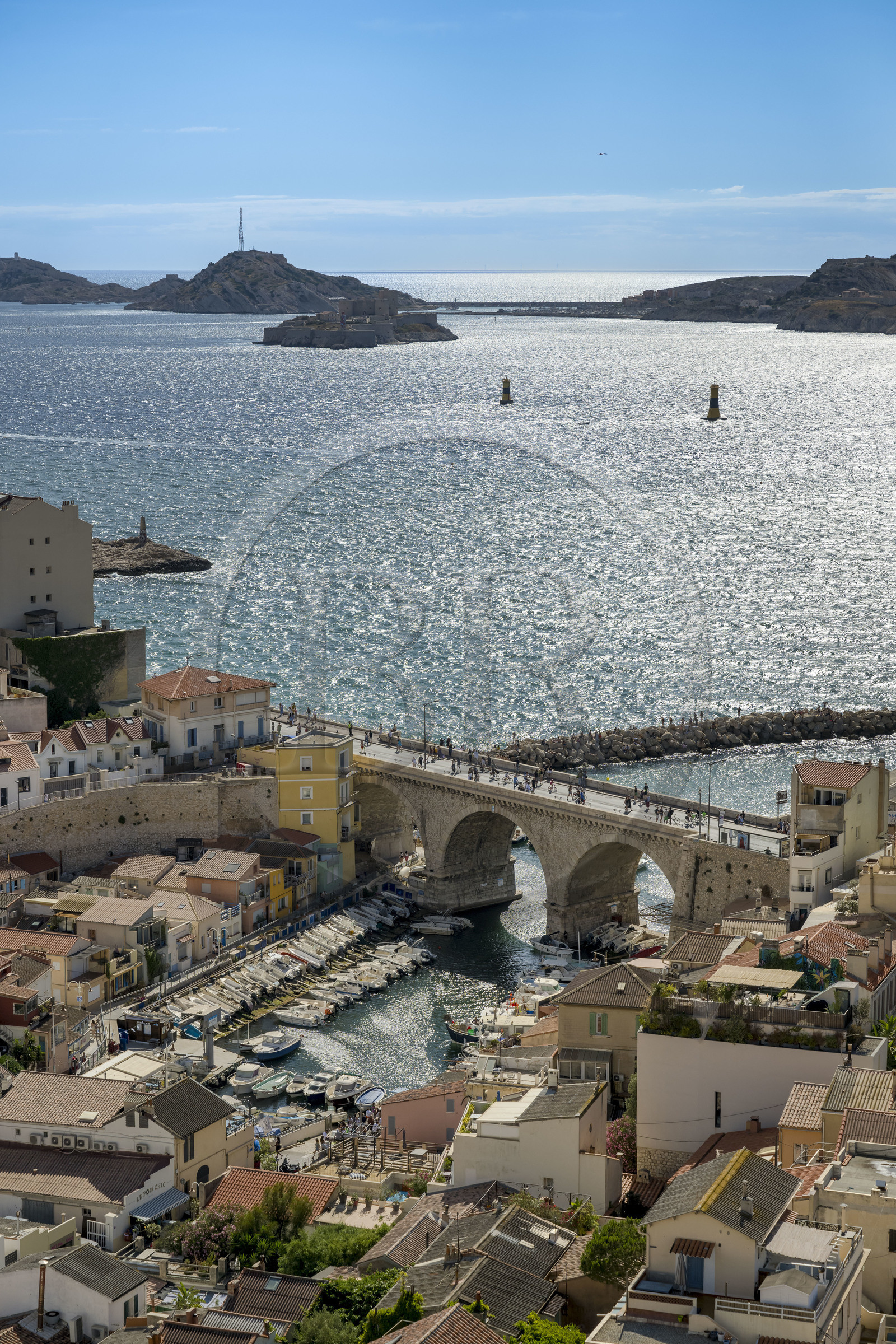 France, Bouches-du-Rhône (13), Marseille, quartier d'Endoume, le Vallon des Auffes et son petit port de pêche, l'archipel du Frioul avec le Chateau d'If en arrière plan