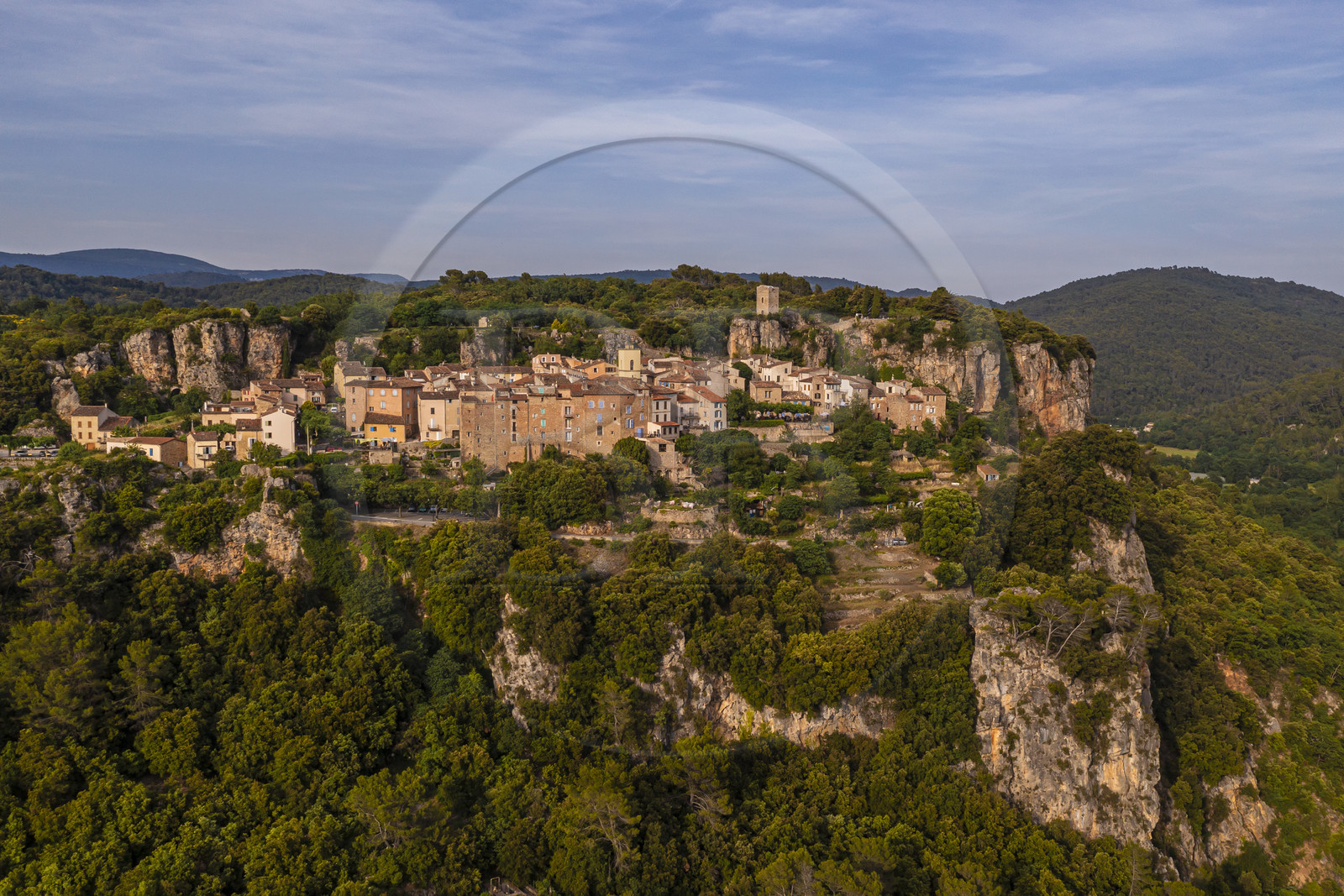 France, Var (83), La Dracénie, village de Châteaudouble surplombant les gorges sur la Nartuby (vue aérienne)