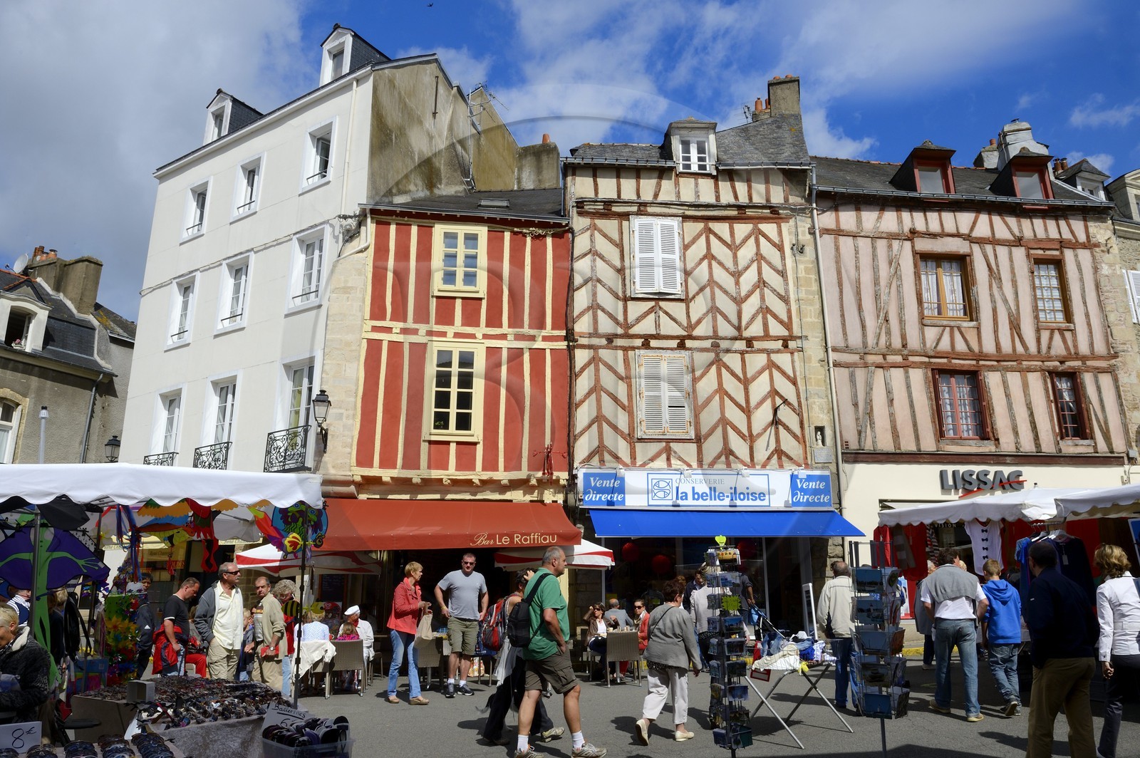 France, Morbihan (56), Golfe du Morbihan, Vannes, maisons à pans de bois place des Lices, jour de marché