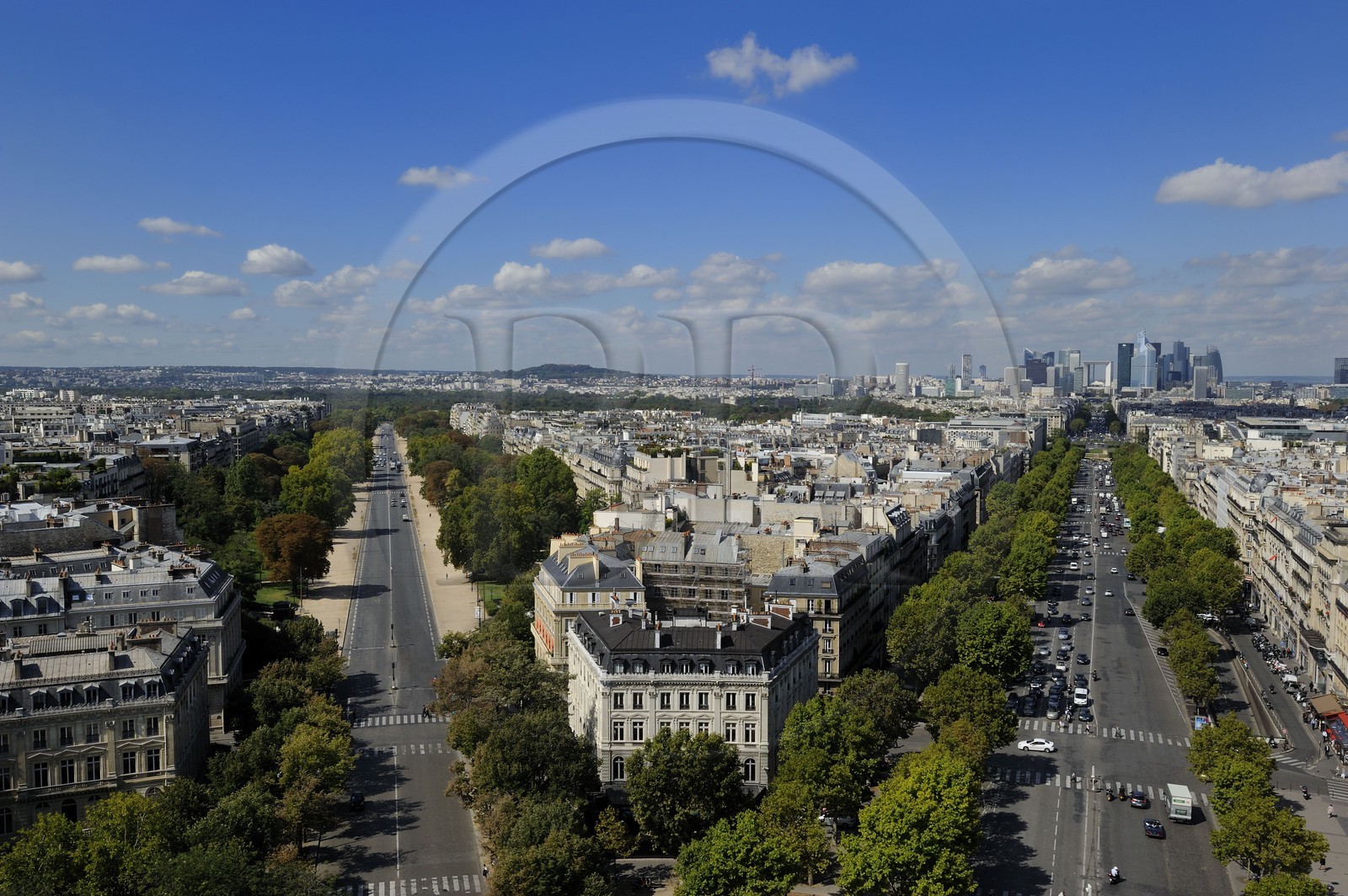France, Paris (75), l'axe royal de la Concorde à La Défense, avenue de la Grande Armée à droite, et avenue Foch à gauche menant au Bois de Boulogne, vus du haut de l'Arc de Triomphe