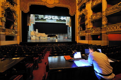 France, Paris (75), l'Opéra Garnier, la scène vue depuis la salle
