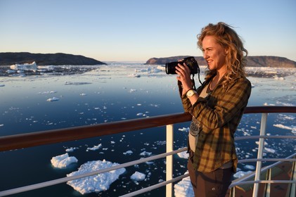 Groenland, cote ouest, baie de Disko, le bateau de croisière MS Fram de la compagnie Hurtigruten progresse entre les icebergs de la baie de Quervain au coucher de soleil et le glacier Kangilerngata sermia en arrière plan