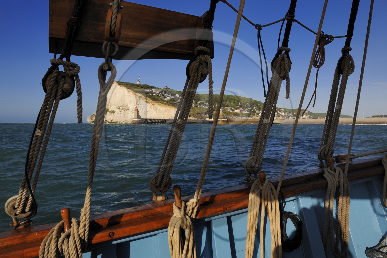 France, Seine-Maritime (76), Pays de Caux, Côte d'Albâtre, sortie en mer à bord du vieux gréement la Tante Fine au large des falaises de Fécamp