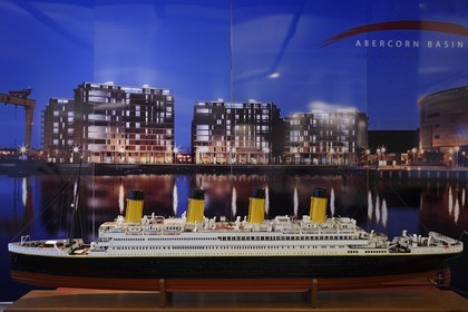 Royaume-Uni, Irlande du Nord, Belfast, quartier des docks de Queen's Island, le centre Titanic Belfast Experience, maquette du RMS Titanic