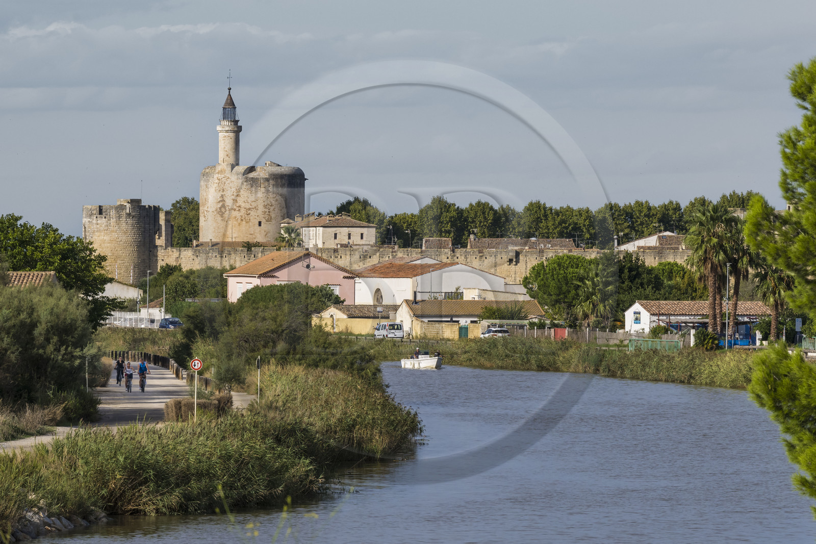 France, Gard (30), Aigues-Mortes, le canal du Rhône à Sète et la ville médiévale entourée par ses remparts, la Tour de Constance en arrière plan