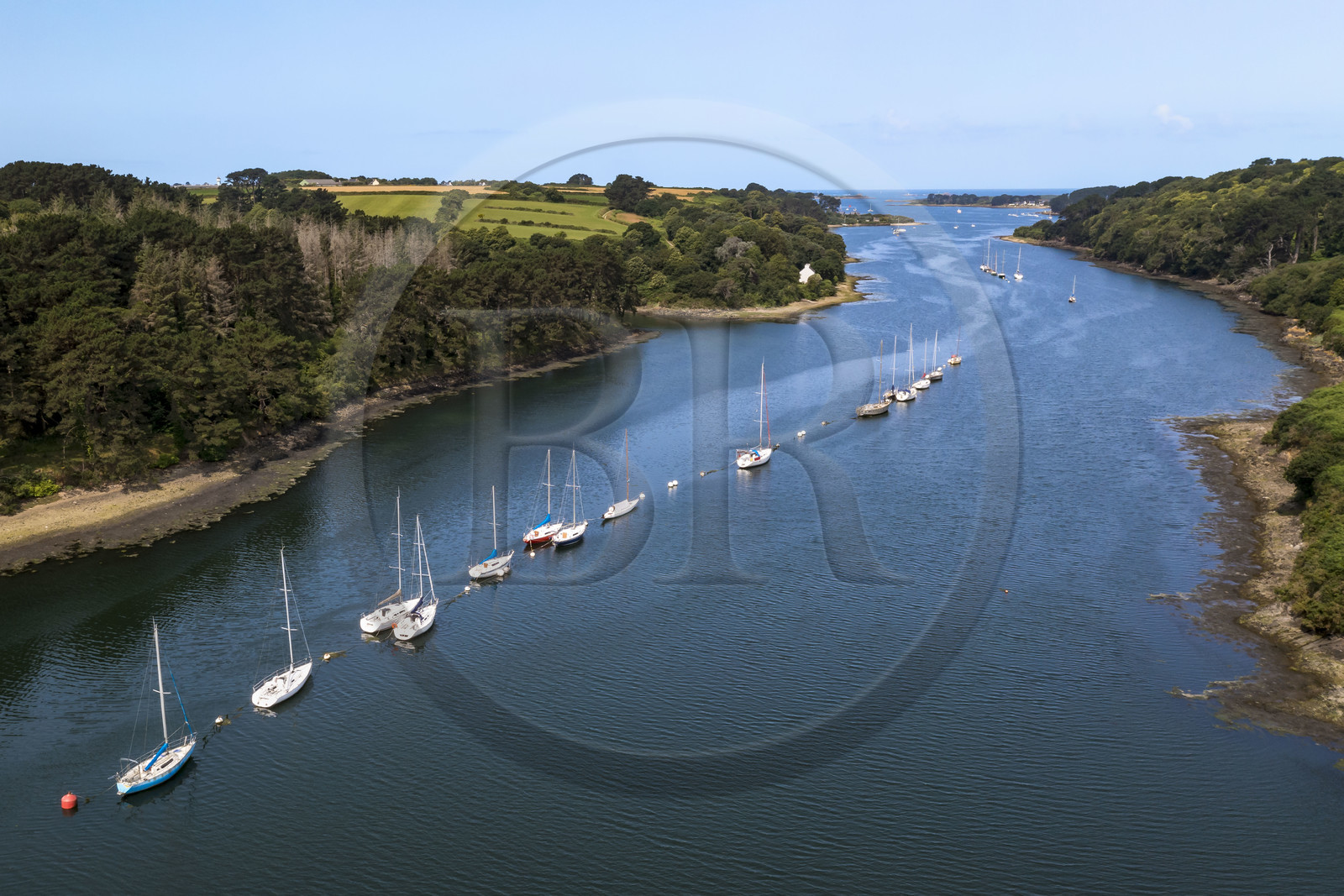 France, Finistère (29), Pays des Abers, Aber Wrac'h, Plouguerneau, mouillage de voiliers près de la cale de Paluden (vue aérienne)