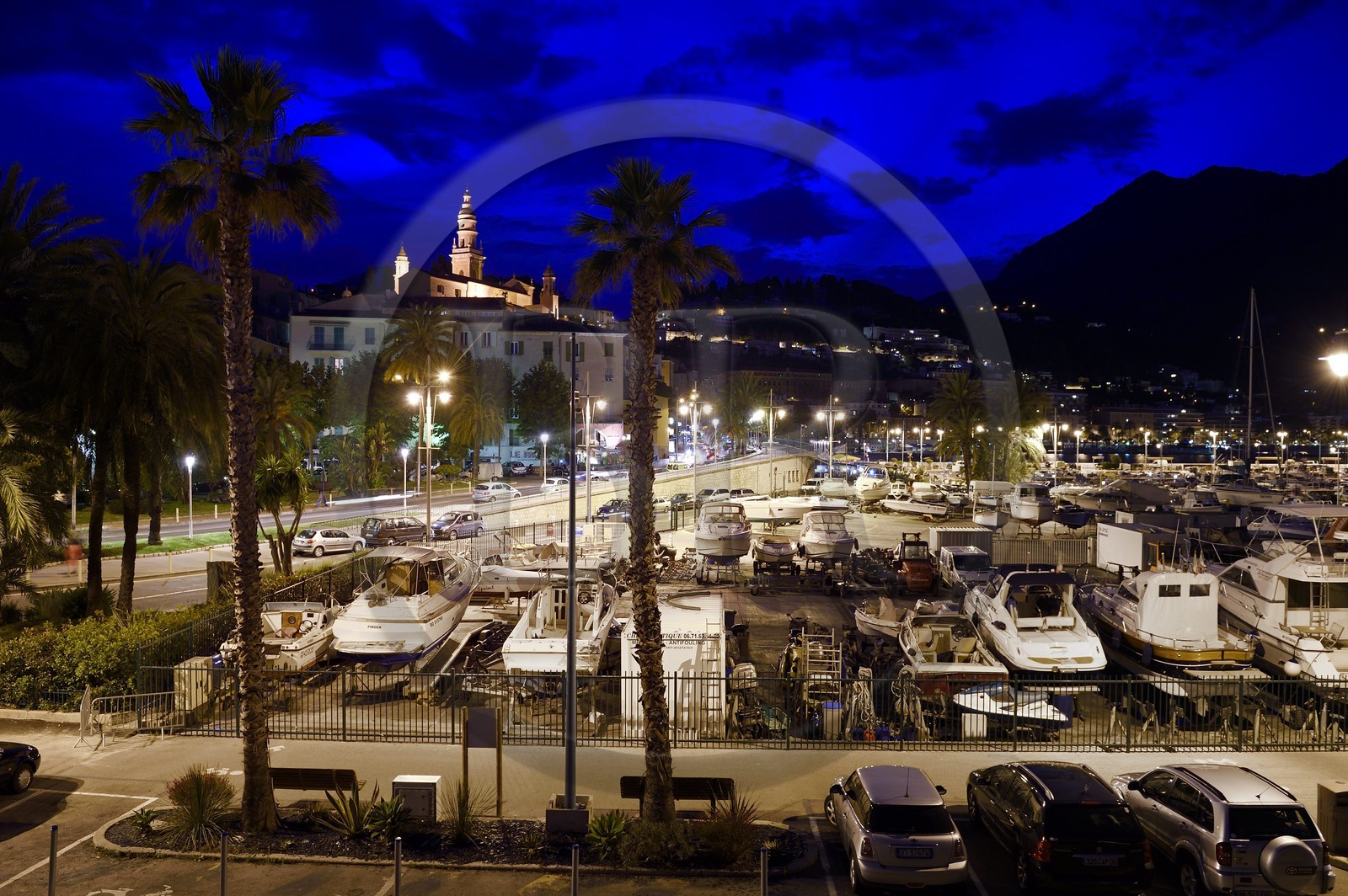 France, Alpes-Maritimes (06), Menton, le port et la vieille ville dominée par la Basilique Saint Michel