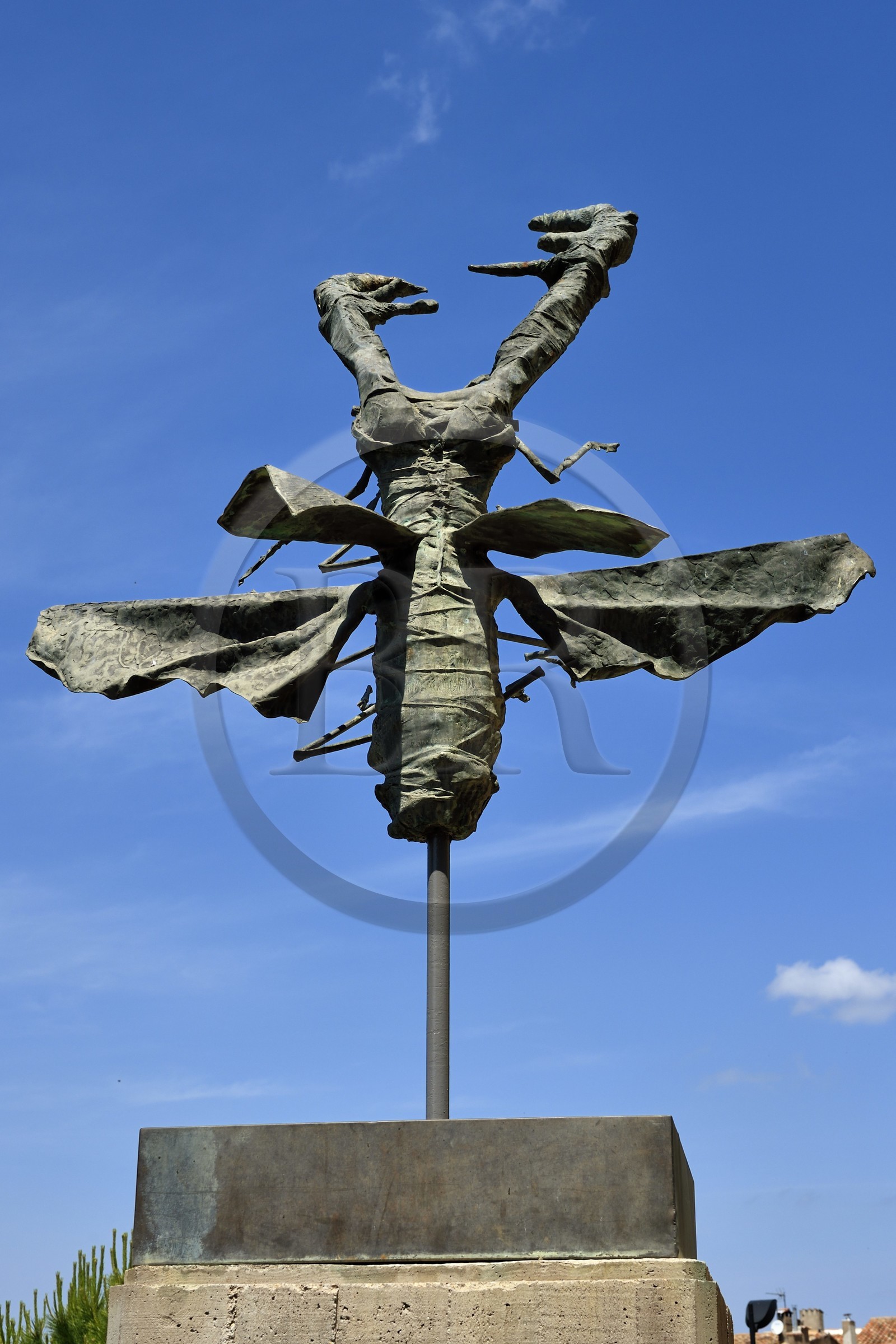 France, Var (83), La Dracénie, village de Tourtour, labellisé Les Plus Beaux Villages de France, bronze appelé Lucane de Bernard Buffet sur l'esplanade de la mairie