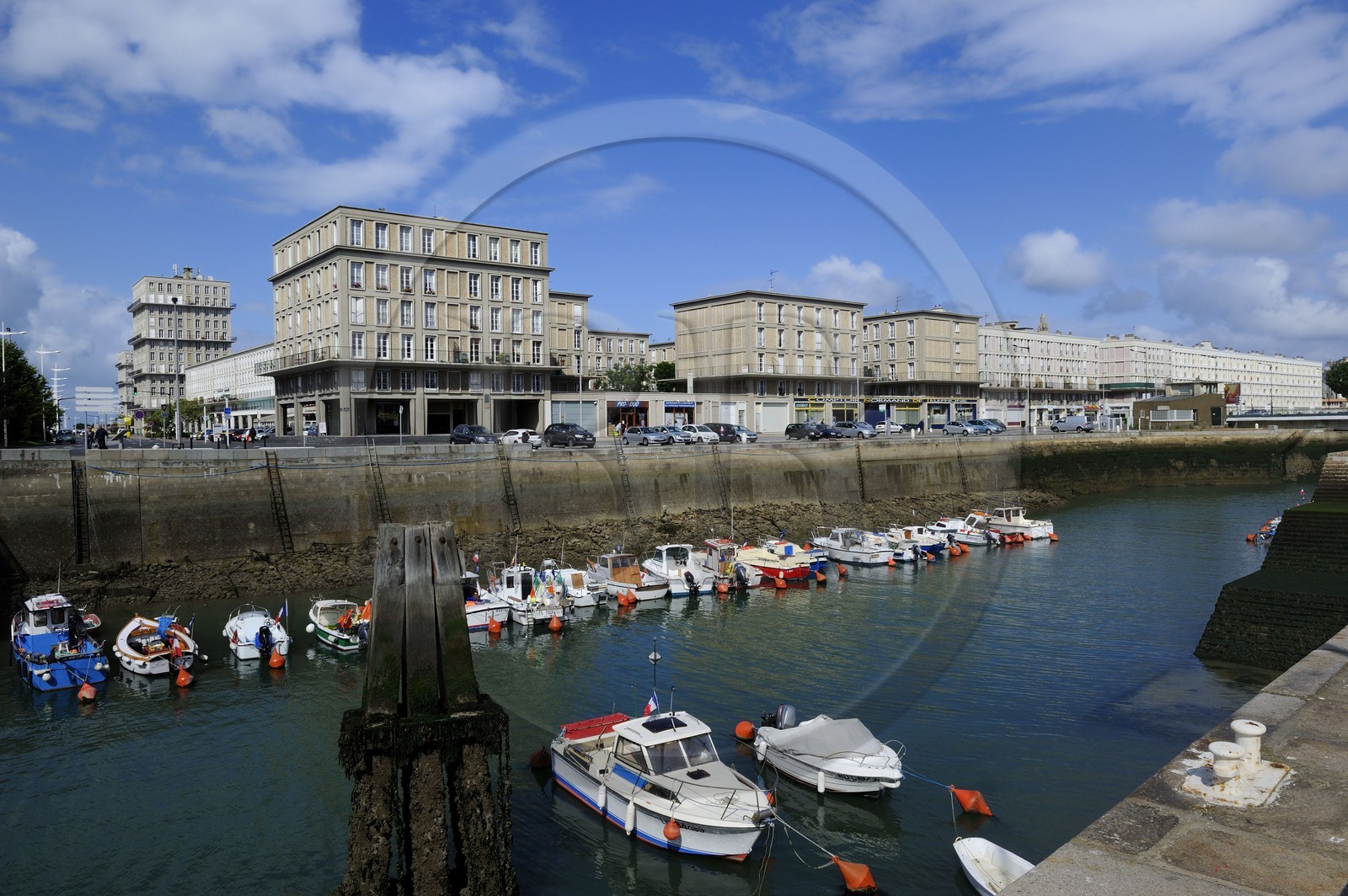 France, Seine-Maritime (76), Le Havre, Centre-ville reconstruit du Havre par Auguste Perret classé Patrimoine Mondial de l'UNESCO, immeubles Perret derrière le Bassin de la Barre