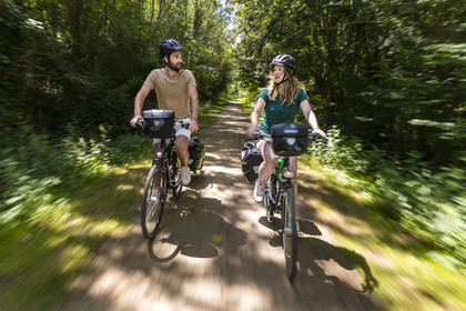 France, Deux-Sèvres (79), le Marais Poitevin, la Venise Verte, Sansais, bicycle journey on the Vélo Francette cycle path, bike with a trailer carrying camping equipment