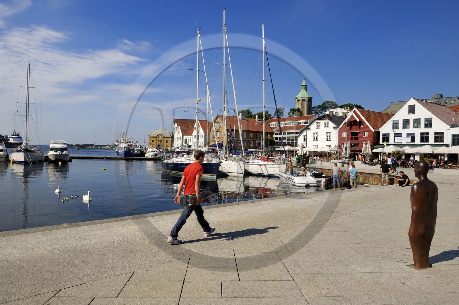 Norvège, Rogaland, Stavanger, Brocken Column ou l'homme rouillé de Antony Gormley sur le vieux port (Vagen)