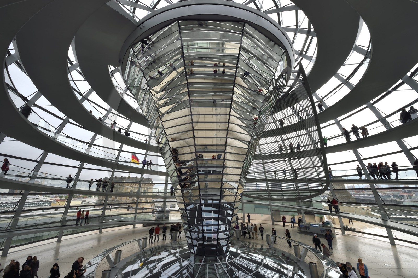 Allemagne, Berlin, Reichstag, dome en verre du Bundestag (parlement allemand depuis 1999) de l'architecte Sir Norman Foster