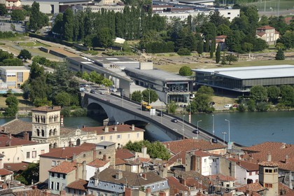France, Isère (38), Vienne, la cathédrale Saint Maurice et Musée Gallo-Romain de Saint-Romain-en-Gal en arrière plan sur l'autre rive du Rhône