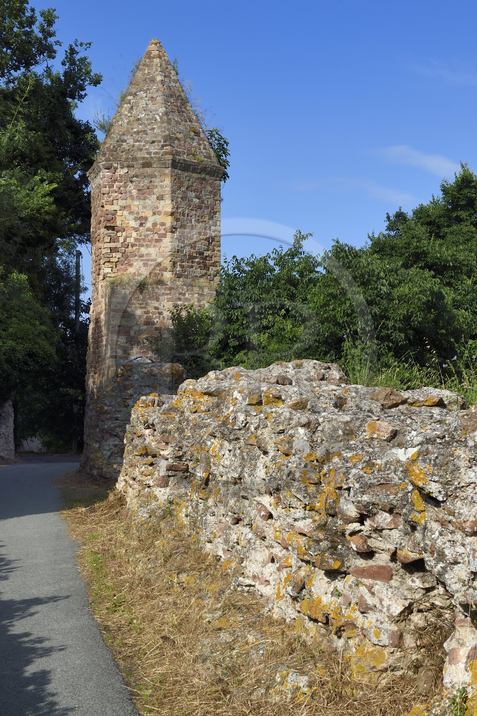 France, Var (83), Fréjus, Forum Julii, la Lanterne d'Auguste, amer qui marquait l'entrée de l’ancien Port romain et les vestiges du quai